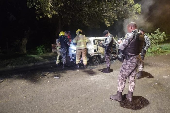 Polícia encontra corpos no porta-malas de carro incendiado em Porto Alegre
