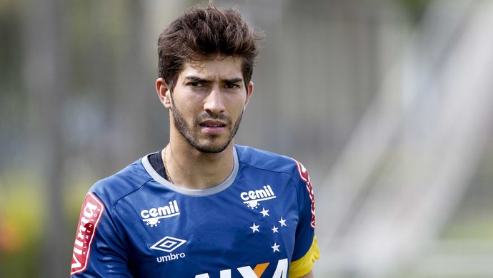 Readaptado ao Brasil, Lucas Silva vive expectativa de ser titular sábado