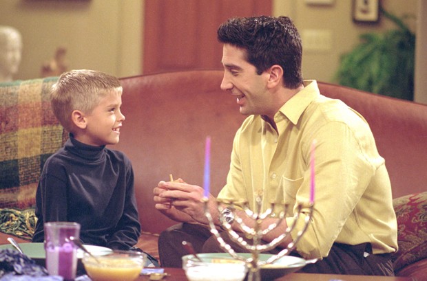 Cole Sprouse, em 2001, em cena de 'Friends' (Foto: Getty Images)