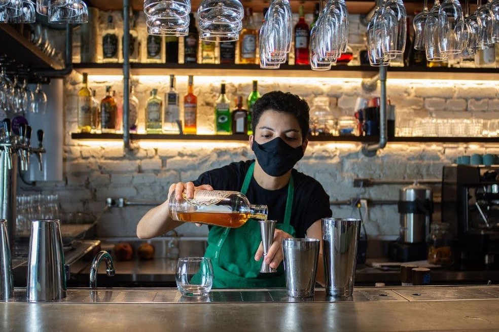 12 mil bares e restaurantes fecham na capital paulista durante pandemia, diz associação; delivery se consolida | São Paulo | G1