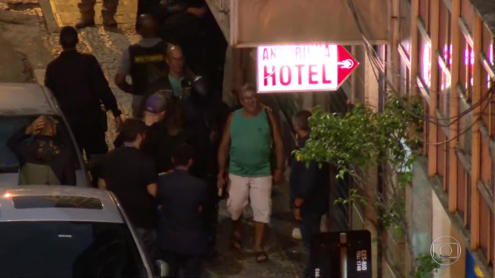 Homem que era mantido refém é retirado de bar na Lapa — Foto: Reprodução/TV Globo