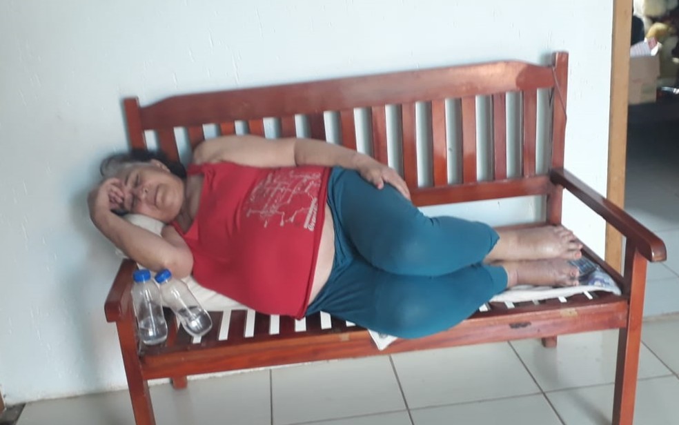 Aposentada Maria das Dores levou 15 picadas de marimbondos em casa de Niquelândia, Goiás — Foto: Luzia Cândida/Arquivo Pessoal