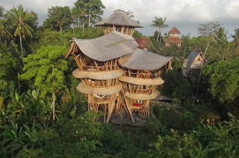Doze pessoas podem se acomodar nessa casa de bambu com cinco andares. Também em Bali, na Indonésia, ela tem 750 metros quadrados e cobra R$ 3 mil por noite. O local não está mais disponível até setembro de 2020.