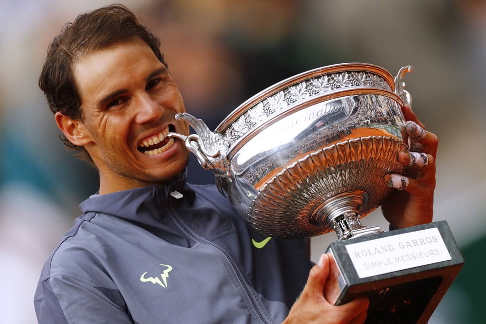 Rafael Nadal com o troféu de campeão em Roland Garros após nova vitória sobre Thiem — Foto: REUTERS/Kai Pfaffenbach
