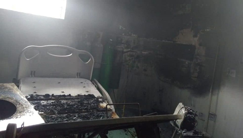 Materaiais foram danificados durante incêndio na Policlínica de Barbacena (Foto: Corpo de Bombeiros/Divulgação)