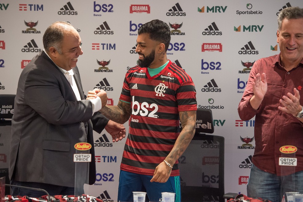 Marcos Braz cumprimenta Gabigol, de quem recebeu a alcunha de "meu presidente" &mdash; Foto: Alexandre Vidal/Flamengo