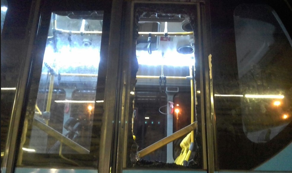 VeÃ­culo articulado foi depredado na altura da EstaÃ§Ã£o Penha do BRT (Foto: DivulgaÃ§Ã£o/ BRT Rio)