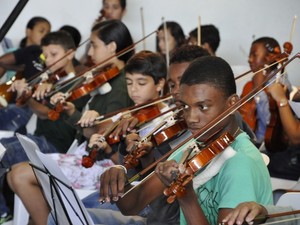 http://s2.glbimg.com/A1QFf877EohJ48DpFvELejcgwUU=/300x225/s.glbimg.com/jo/g1/f/original/2014/08/04/violino_itatiaia_1.jpg