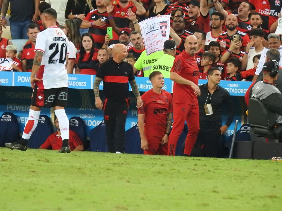 Ao lado dos preparadores Marcos e Pablo Fern&aacute;ndez, Sampaoli reclama de anula&ccedil;&atilde;o de gol em Flamengo x &Ntilde;ublense &mdash; Foto: Fred Gomes