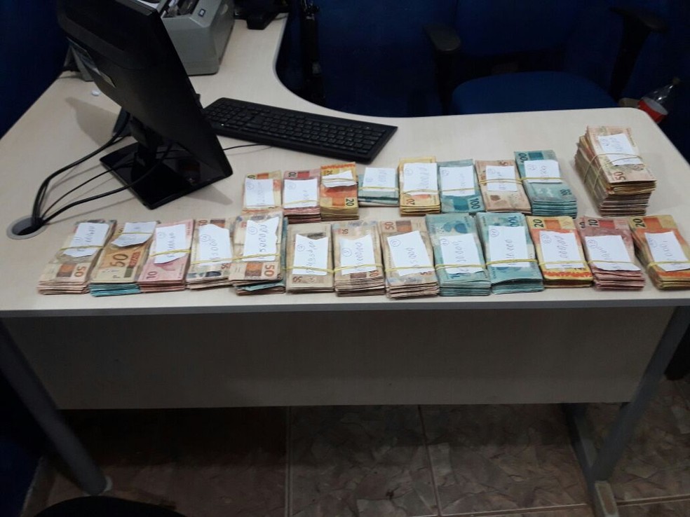 Polícia preendeu mais de R$ 126 mil que seria usado na aquisição de drogas (Foto: Sesdec/Divulgação)