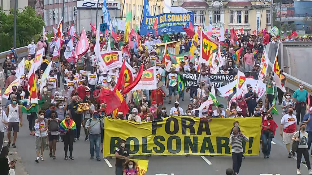 Porto Alegre - Manifestação contra o presidente Jair Bolsonaro em Porto Alegre — Foto: Reprodução/RBS TV