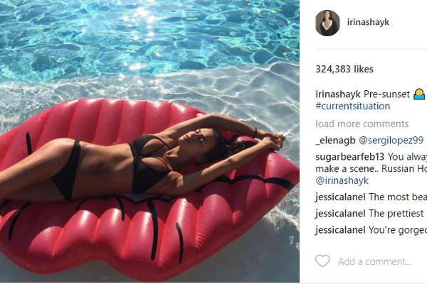 Irina Shayk, modelo e noiva do ator Bradley Cooper, exibe corpão em piscina (Foto: Reprodução)