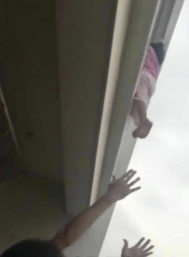 Menina de 3 anos fica pendurada do lado de fora do nono andar (Foto: Reprodução)