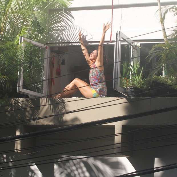Giovanna Gold toma sol em janela de casa no Rio (Foto: Daniel Delmiro/AgNews)