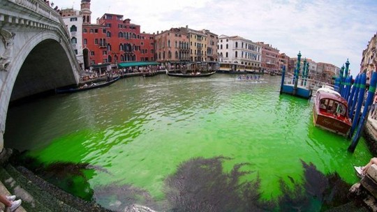 Mancha verde fluorescente em canal intriga Veneza