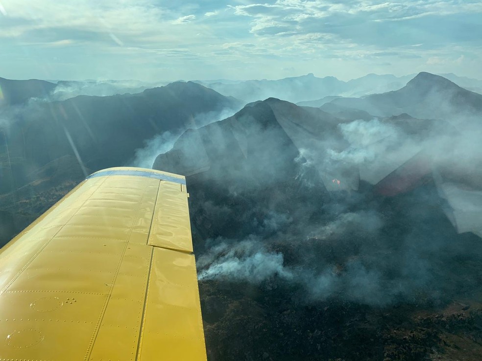 Aeronaves realizam esfriamento das chamas em incêndio de Rio de Contas — Foto: Corpo de Bombeiros
