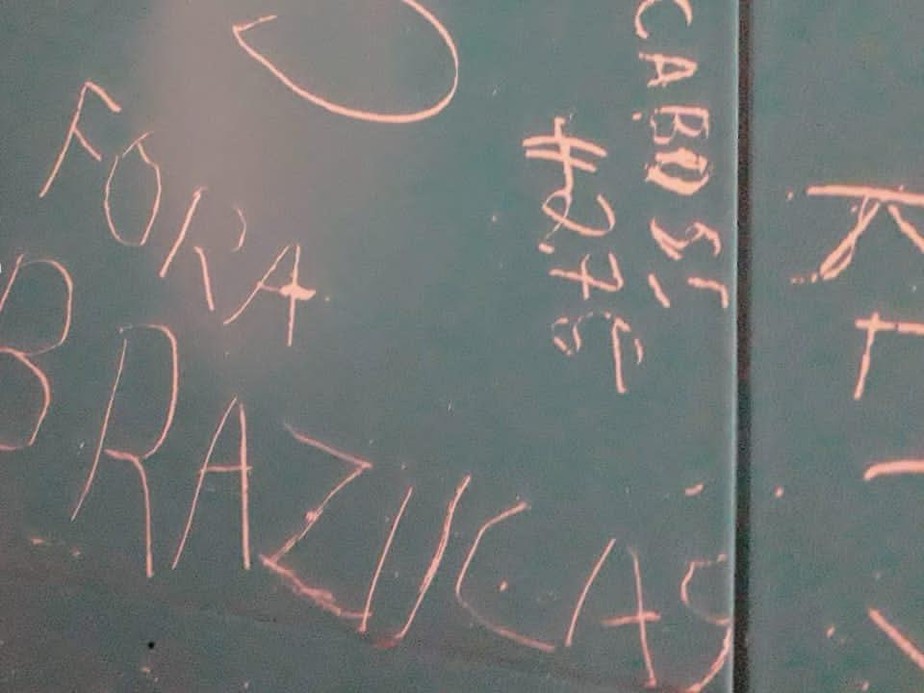 Uma parede em Portugal vandalizada com frase contra brasileiros, que já foi apagada