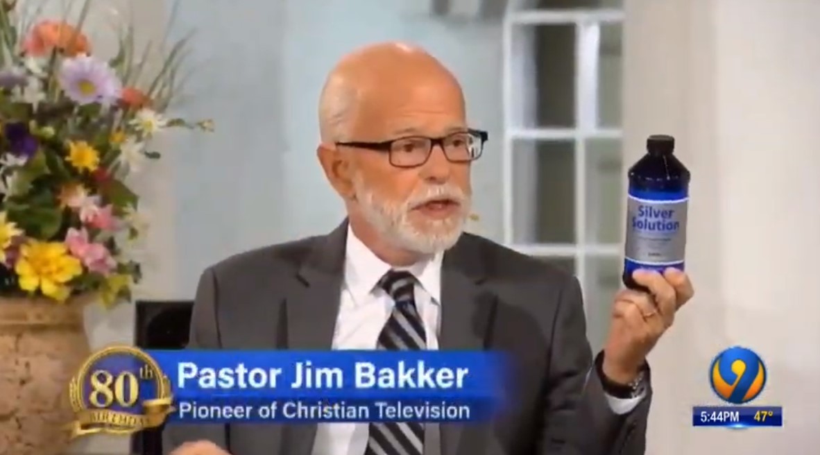 Jim Bakker usava seu programa de TV para vender remédio que prometia combater a a covid-19 em até 12 horas (Foto: Reprodução/YouTube)