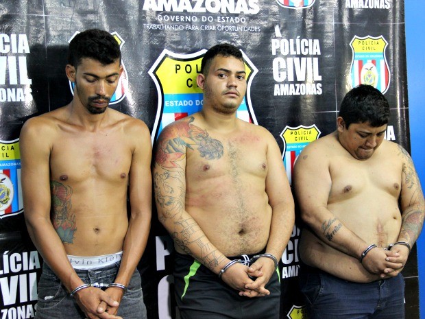 Da esquerda para direita: Marcos Lima, Leonardo de Souza e Tiale da Silva, presos por homício e sequestro. (Foto: Suelen Gonçalves/G1 AM)