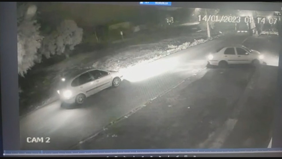 Carros deixam cativeiro em que parte de família era mantida no DF — Foto: Reprodução