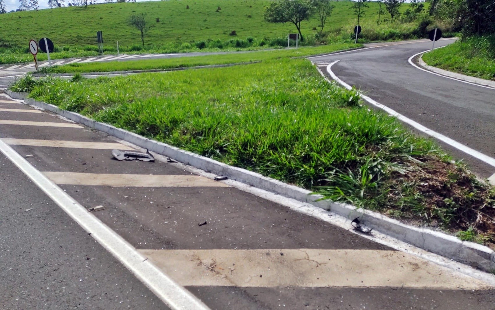 Motorista de 74 anos morre após carro em que ele estava ser atingido por van na MG-050, no trevo para Pratápolis