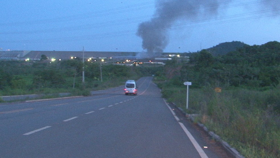 Chamas eram vistas de longe na rodovia BR-230, a Transamazônica. — Foto: Reprodução / TV Liberal