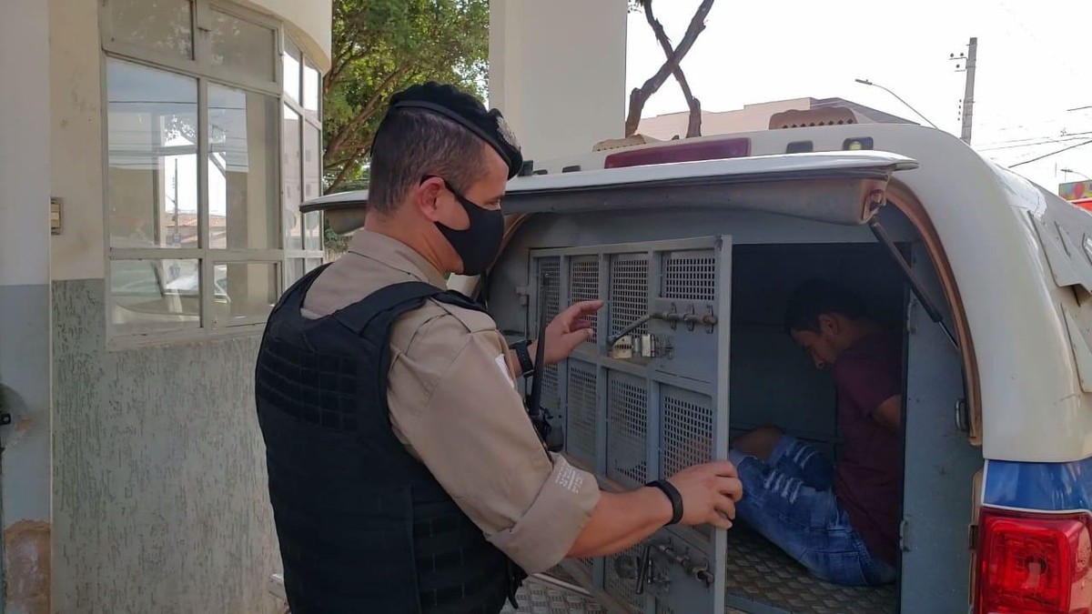 Homem é preso em motel após ferir a amiga da mãe com 20 facadas, em Montes Claros 