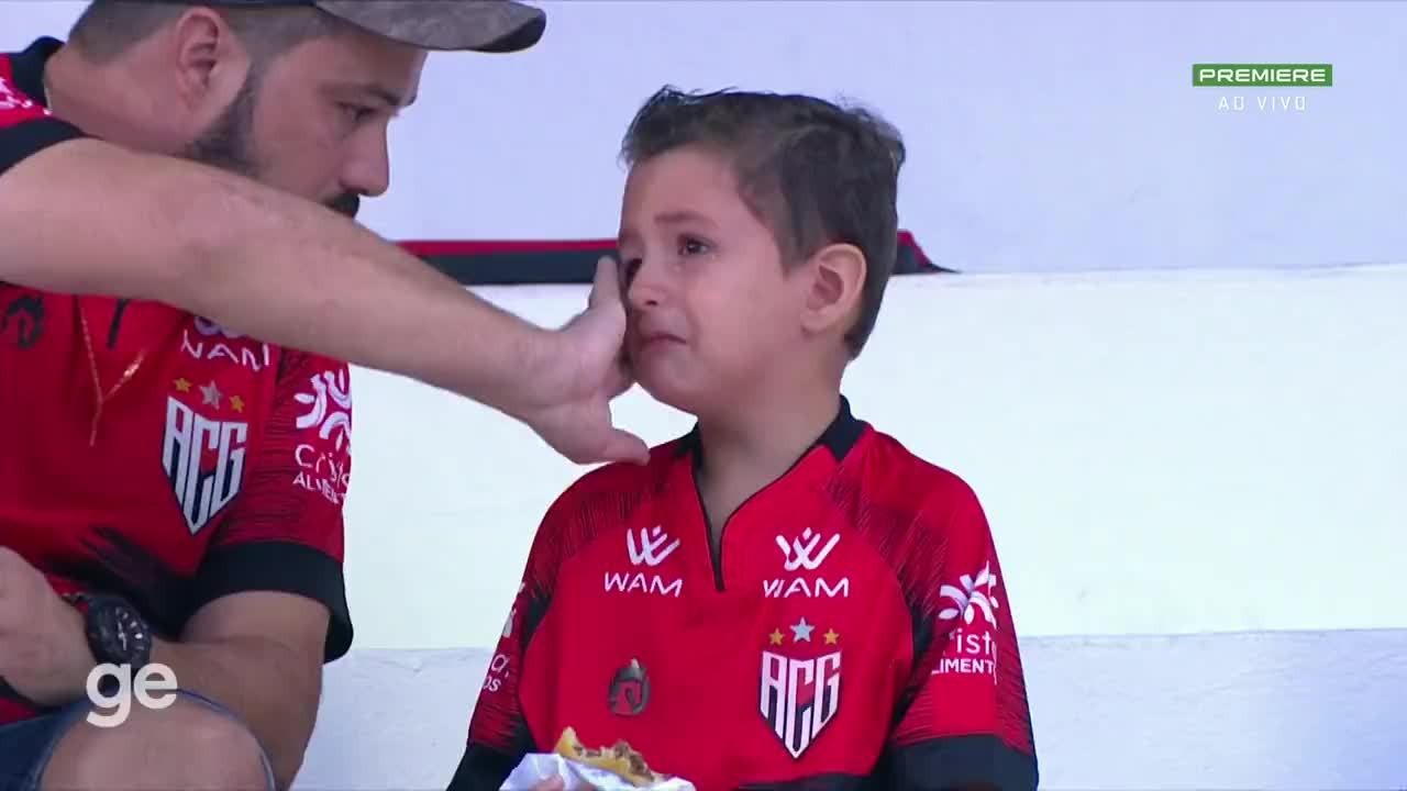 Pequeno torcedor do Atlético-GO chora após o gol de empate de Bruno Henrique