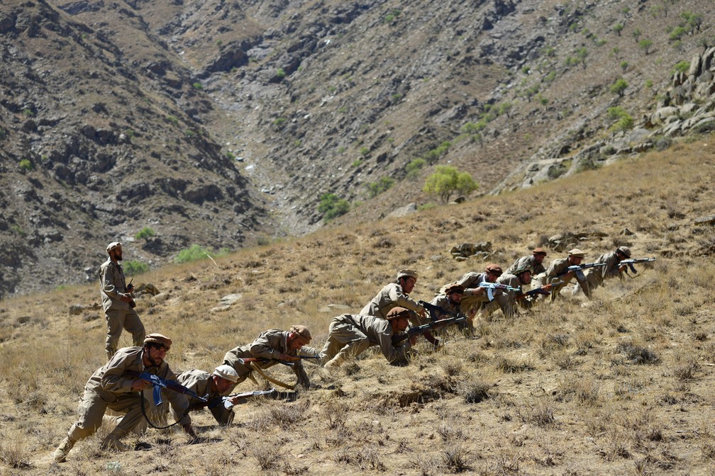 Movimento de resistência ao Talibã faz treinamento militar na área de Malimah, no distrito de Dara, na província de Panjshir, em 2 de setembro de 2021. Vale é a única das 34 províncias do Afeganistão que ainda não conquistado pelo grupo extremista. — Foto: Ahmad Sahel Arman/AFP