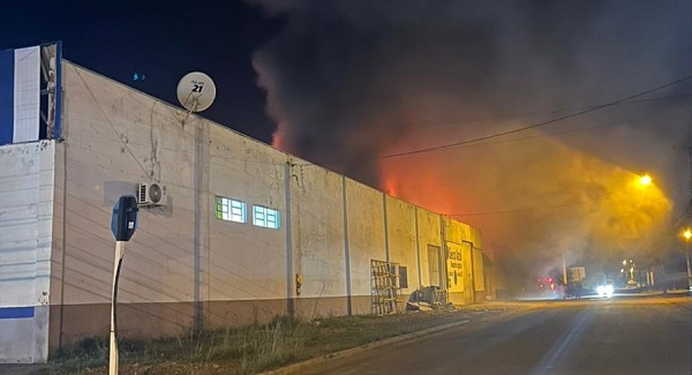 Bombeiros levaram duas horas para apagar chamas em Vilhena, RO — Foto: Corpo de Bombeiros/Divulgação