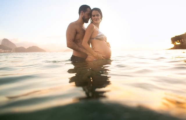Marcella Fogaça está grávida de gêmeas e clicou ensaio na praia (Foto: Divulgação/ Matri Fotografia)