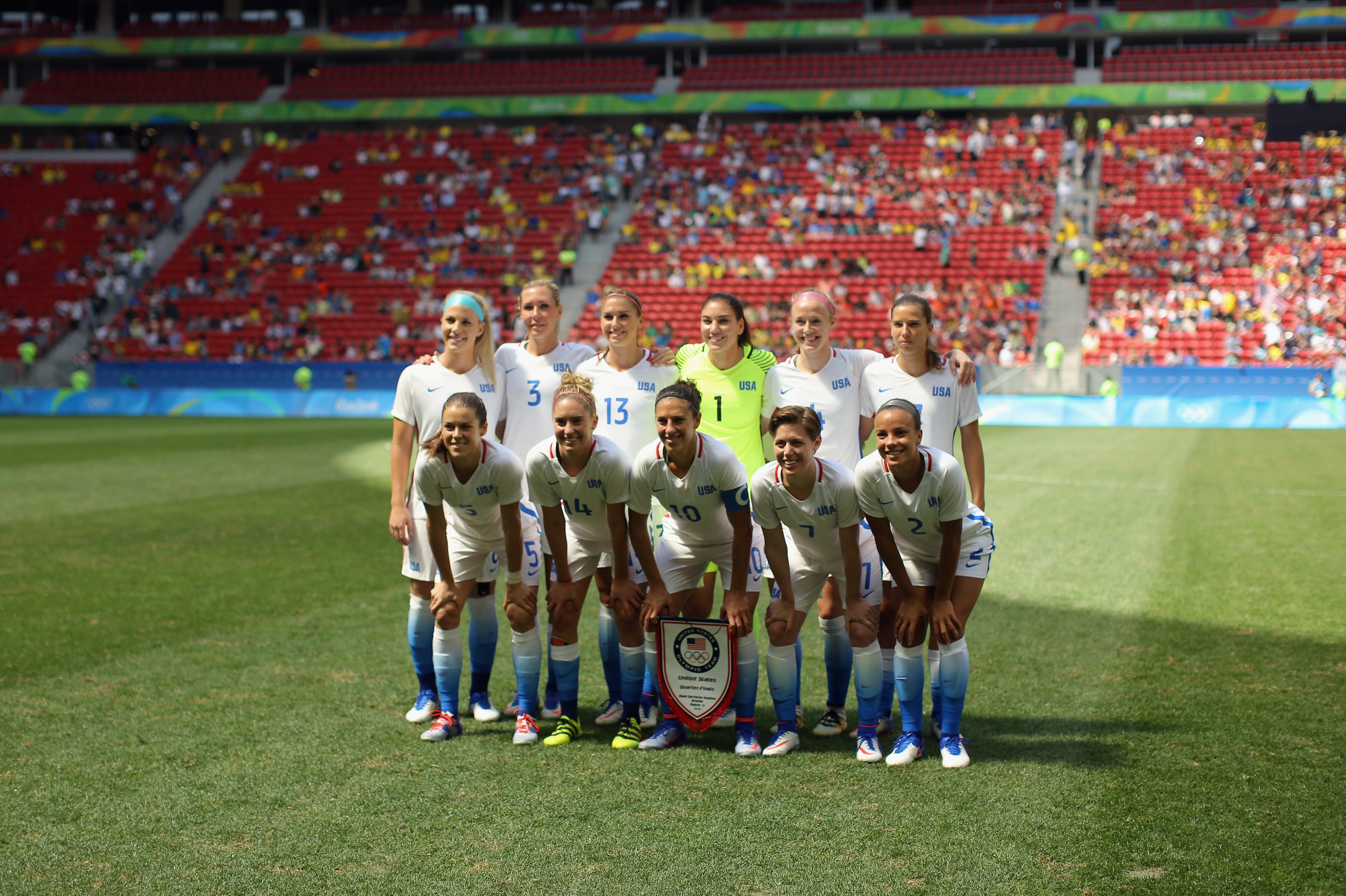 Seleção americana antes de partida contra Suécia pelas Olimpíadas do Rio, em 2016 (Foto: Foto: Getty Images)