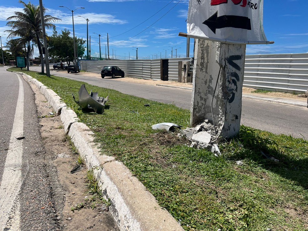 Poste atingido por carro em Natal — Foto: Vinícius Marinho/Inter TV Cabugi