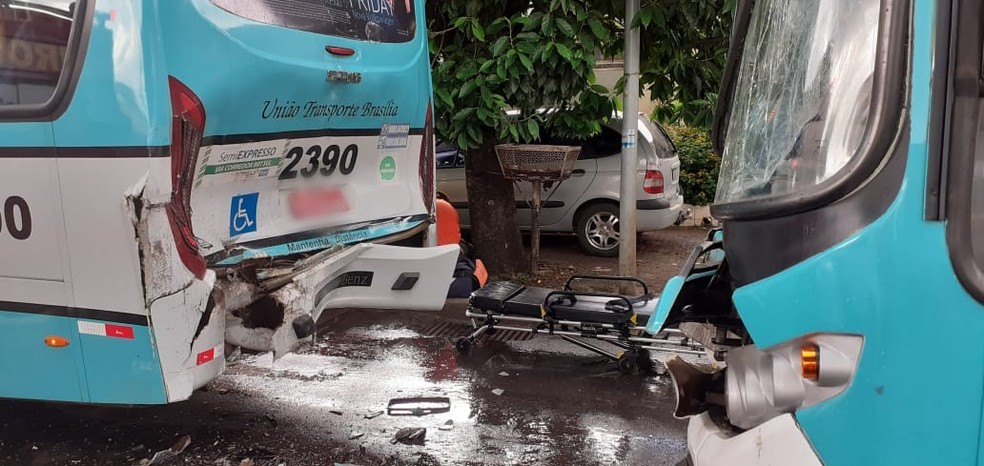 Batida com dois ônibus, na W3 Sul, em Brasília — Foto: Corpo de Bombeiros do DF/Divulgação