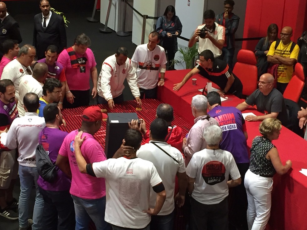 Justiça concede efeito suspensivo para que eleição do Flamengo aconteça sem voto à distância