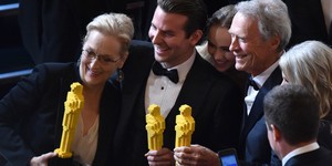 Meryl Streep, Cooper e Eastwood posam com estatuetas de Lego (John Shearer/Invision/AP)