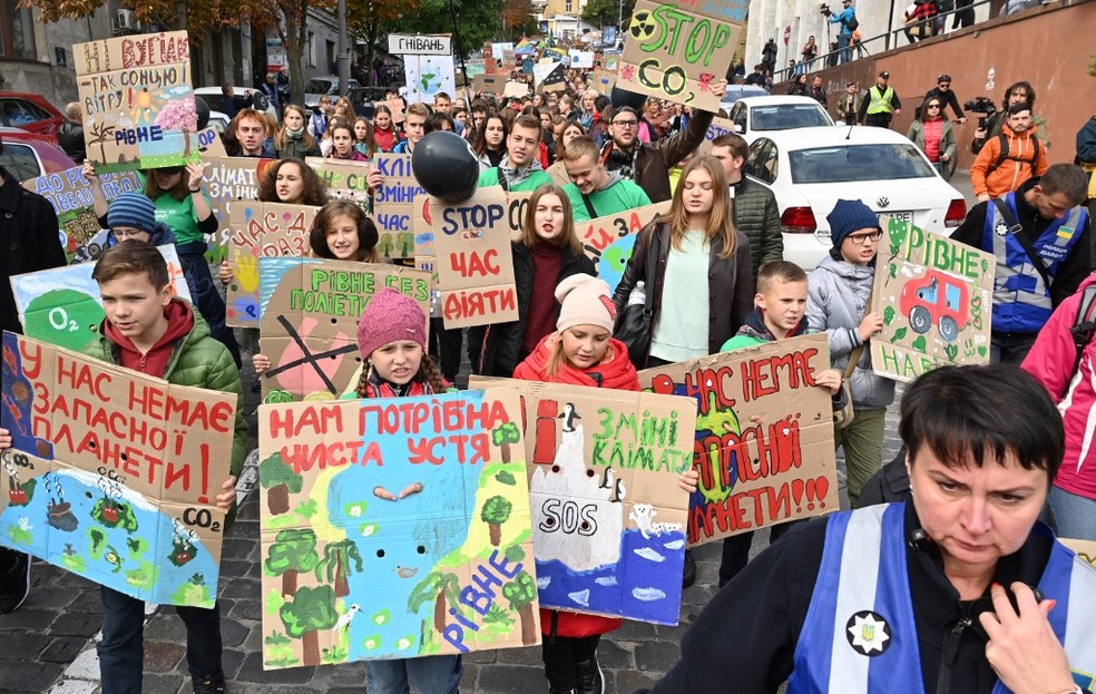 Greve pelo Clima: Na Ucrânia, crianças, adolescentes e adultos protestaram em Kiev pedindo ações contra o aquecimento global nesta sexta (20). — Foto: Sergei Supinsky/AFP