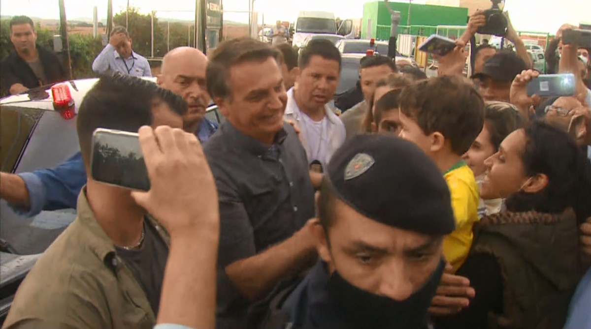 Bolsonaro desembarca em Maringá para inaugurar obras de aeroporto e cumprimenta apoiadores sem máscara