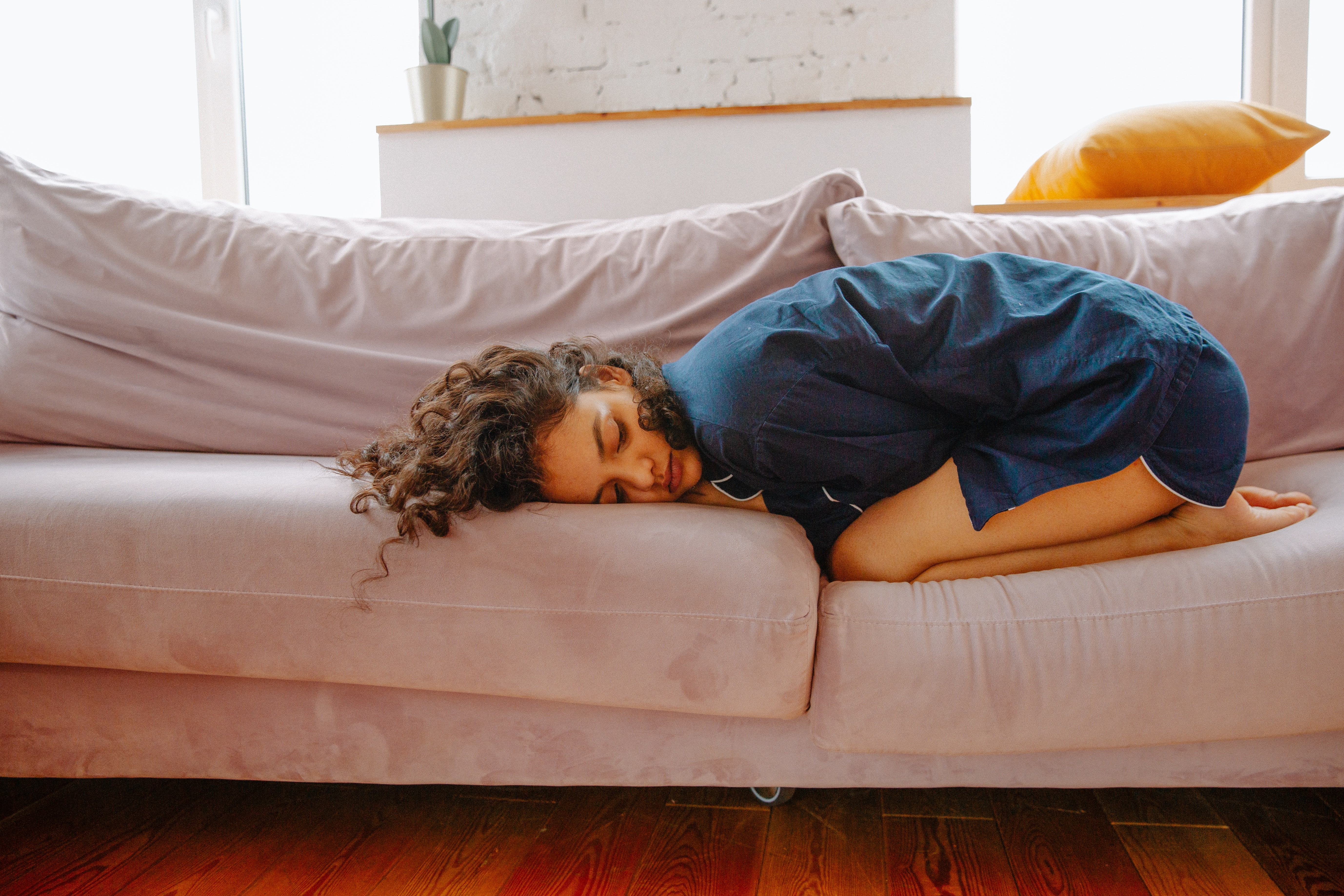 Mulher triste deitada no sofá (Foto: Polina Zimmerman/Pexels)