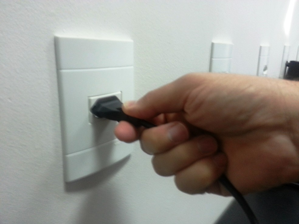 Retirar aparelhos da tomada — Foto: Ricardo Welbert/G1