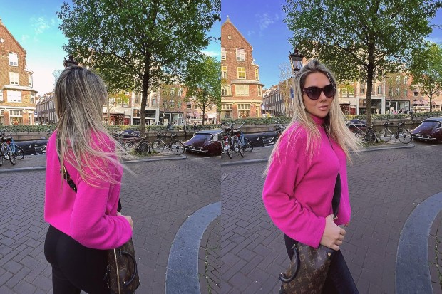 Carolina Portaluppi posa com suéter pink nas ruas de Amsterdã, na Holanda (Foto: Reprodução/Instagram)