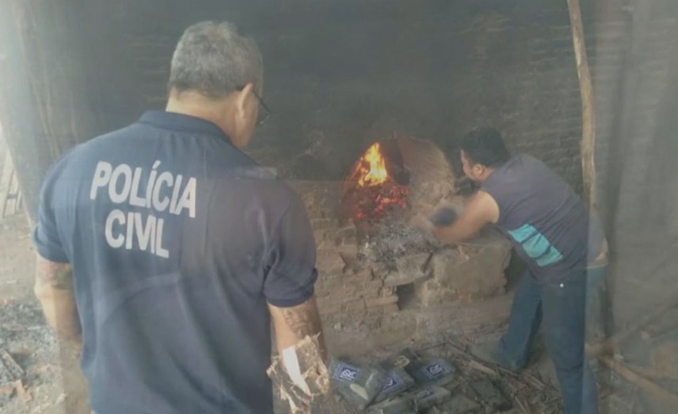 Droga incinerada em Prado, extremo sul da Bahia  — Foto: Reprodução/TV Bahia 