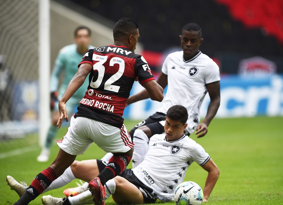 Pedro Rocha durante o Flamengo x Botafogo — Foto: André Durão/ge