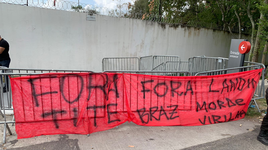 Torcedores protestam no Ninho do Urubu antes de treino do Flamengo