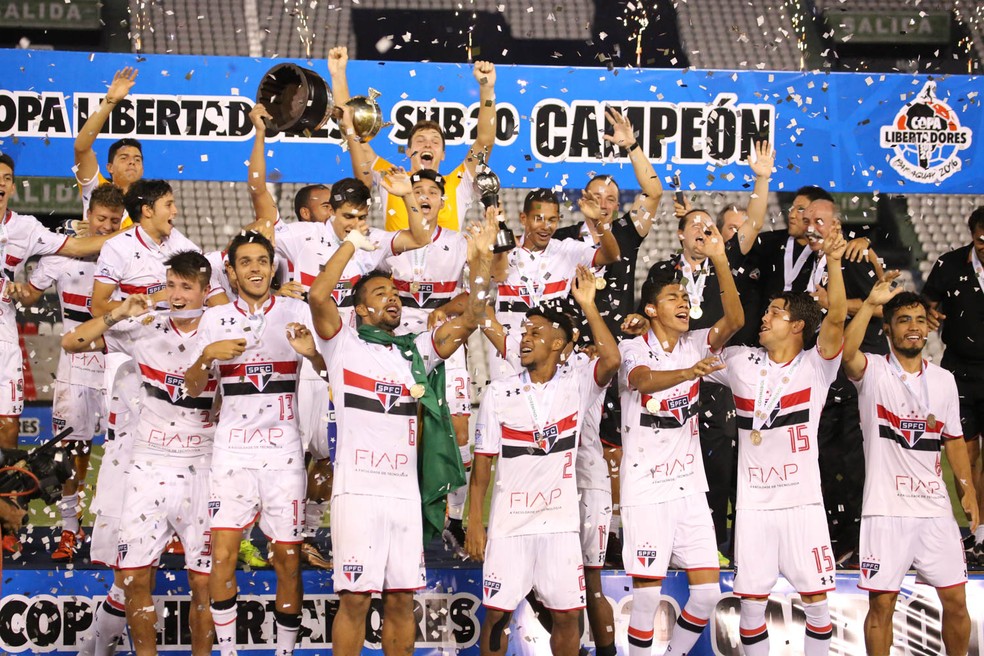 Time sub-20 do São Paulo comemora a Libertadores da categoria (Foto: Igor Amorim/saopaulofc.net )