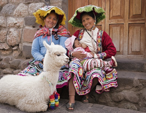 Mãe peruana amamenta o filho (Foto: Tina Boyadjieva )