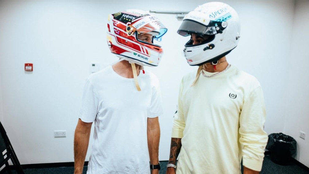 Vettel e Hamilton trocaram capacetes após o GP de Abu Dhabi de 2018 — Foto: Reprodução/Twitter