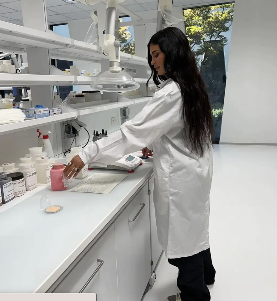 Kylie Jenner no laboratório de sua linha de cosméticos