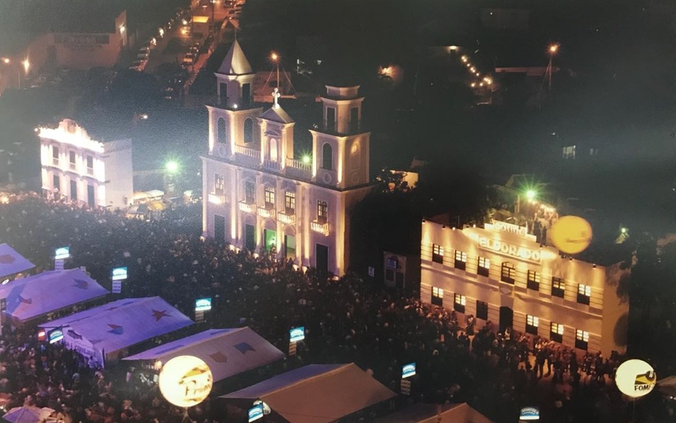 A partir de 1999 estrutura do São João no Parque do Povo passou a ter cidade cenográfica (Foto: Cléa Cordeiro/Memorial do Maior São João do Mundo/Arquivo Pessoal)