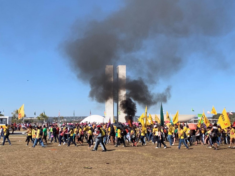 Estudantes colocam fogo em pneus durante protesto contra reforma da Previdência, em Brasília  — Foto: Brenda Ortiz/G1